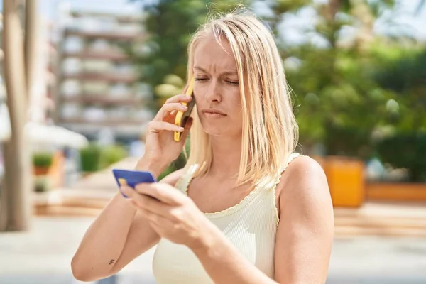 Junge Blonde Frau Spricht Park Mit Smartphone Und Kreditkarte — Stockfoto