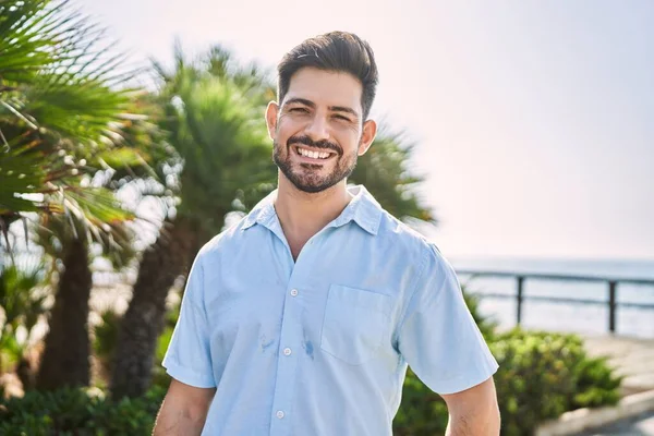 Junger Hispanischer Mann Lächelt Glücklich Der Promenade — Stockfoto