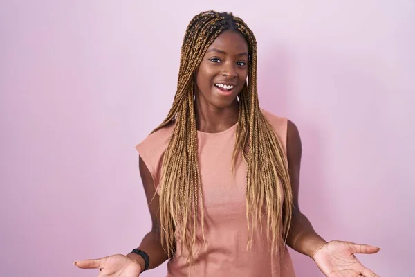 Pembe Arka Planda Örülü Saçları Olan Afrikalı Amerikalı Bir Kadın — Stok fotoğraf