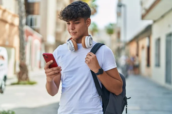 Joven Estudiante Adolescente Hispano Sonriendo Confiado Usando Smartphone Calle —  Fotos de Stock