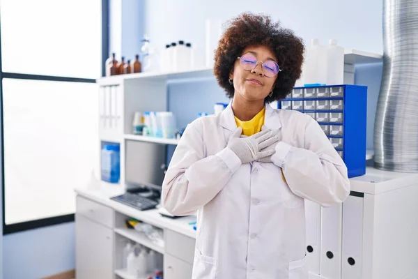 Mujer Afroamericana Joven Que Trabaja Laboratorio Científico Sonriendo Con Las —  Fotos de Stock