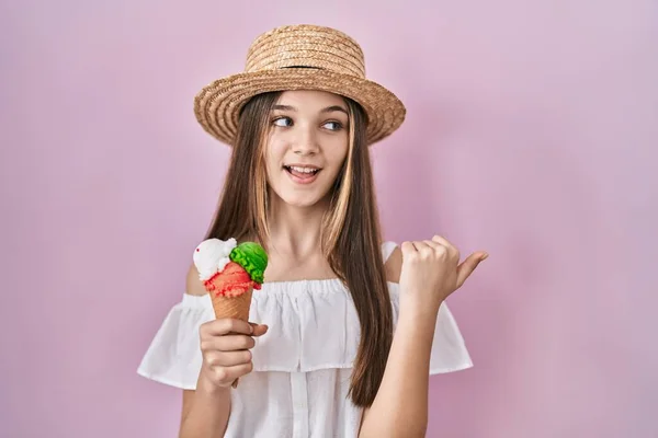 Adolescente Tenant Crème Glacée Souriant Avec Visage Heureux Regardant Pointant — Photo