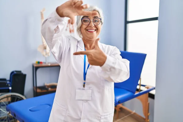 Medelålders Kvinna Med Grått Hår Arbetar Smärta Återhämtning Klinik Leende — Stockfoto