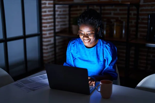 Африканская Американка Бизнес Работница Помощью Ноутбука Работающего Дома — стоковое фото