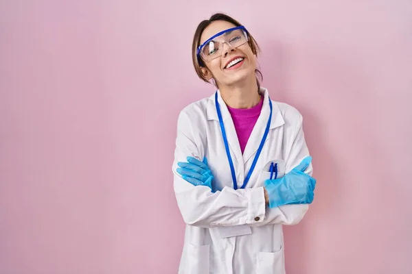 Mujer Hispana Vistiendo Uniforme Científico Cara Feliz Sonriendo Con Los —  Fotos de Stock