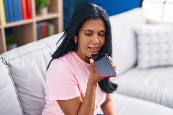 Middle Age Hispanic Woman Talking Smartphone Sitting Sofa Home — ストック写真