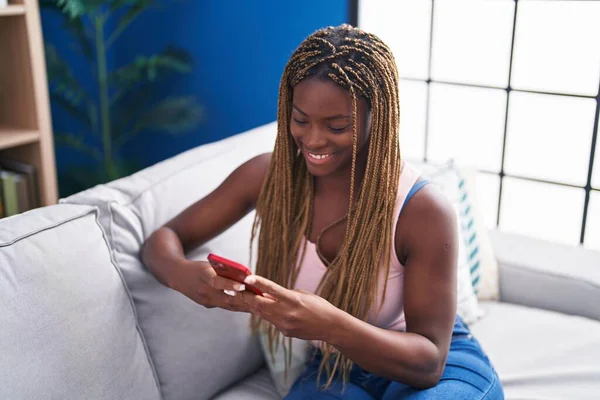 Αφροαμερικανή Γυναίκα Χαμογελά Αυτοπεποίθηση Στέκεται Στο Σπίτι — Φωτογραφία Αρχείου