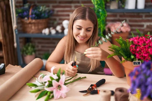 Young Beautiful Hispanic Woman Florist Cutting Stem Florist — Fotografia de Stock