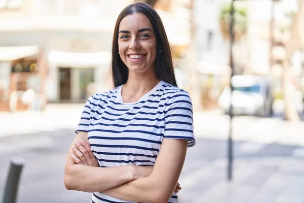 Νεαρή Ισπανίδα Γυναίκα Χαμογελά Αυτοπεποίθηση Στέκεται Σταυρωμένα Χέρια Χειρονομία Στο — Φωτογραφία Αρχείου