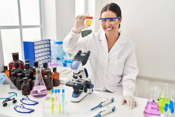 Jovem Bela Mulher Hispânica Cientista Segurando Tubo Teste Urina Laboratório — Fotografia de Stock