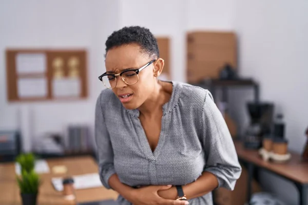 Африканская Американка Работает Офисе Очках Рукой Животе Потому Тошнота Болезненное — стоковое фото