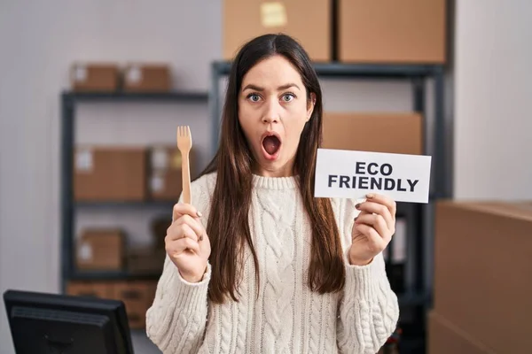 Junge Brünette Frau Die Umweltfreundlichen Commerce Arbeitet Mit Schockiertem Gesicht — Stockfoto