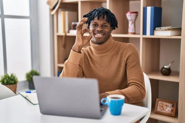 Young African Man Dreadlocks Working Using Computer Laptop Smiling Positive — Stock fotografie