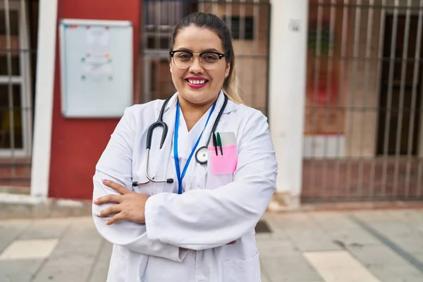 Genç Güzel Iri Yarı Bir Kadın Doktor Gülümsüyor Kollarını Kavuşturup — Stok fotoğraf
