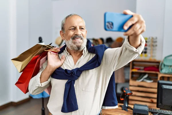 Senior Siwowłosy Mężczyzna Trzyma Torby Zakupy Robiąc Selfie Przez Smartfona — Zdjęcie stockowe