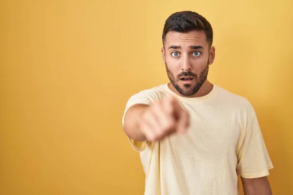 Sarı Arka Planda Dikilen Yakışıklı Spanyol Adam Kameraya Kızgın Sinirli — Stok fotoğraf