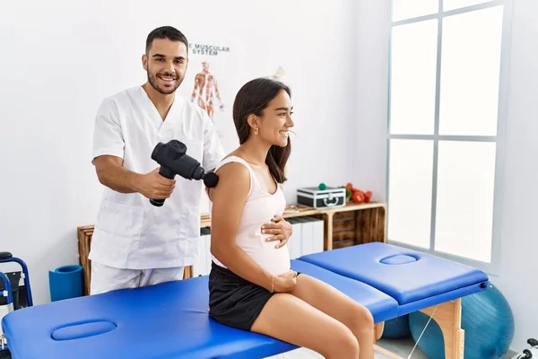 Latinský Muž Žena Uniformě Fyzioterapeuta Těhotenskou Rehabilitací Masáž Zad Pomocí — Stock fotografie