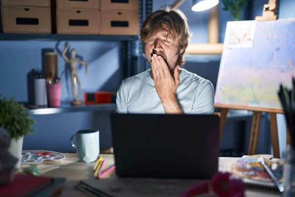 Orta Yaşlı Bir Adam Geceleri Dizüstü Bilgisayarla Stüdyoda Oturuyor Ağzı — Stok fotoğraf