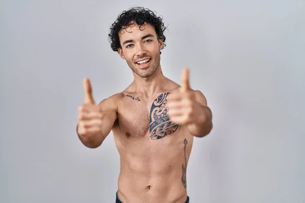 Homem Hispânico Sem Camisa Aprovando Fazer Gesto Positivo Com Mão — Fotografia de Stock