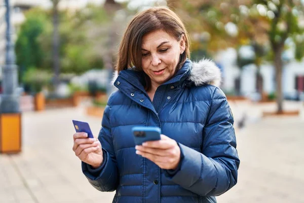 Medelålders Kvinna Använder Smartphone Och Kreditkort Parken — Stockfoto