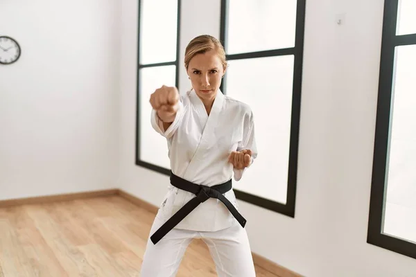 Ung Kaukasisk Kvinna Utbildning Karate Sportcenter — Stockfoto