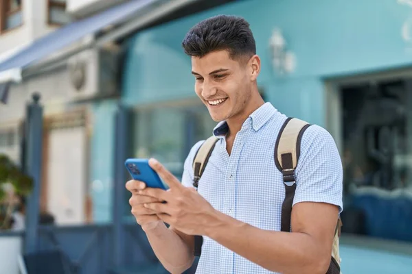 Молодий Іспаномовний Студент Використовуючи Смартфон Вулиці — стокове фото