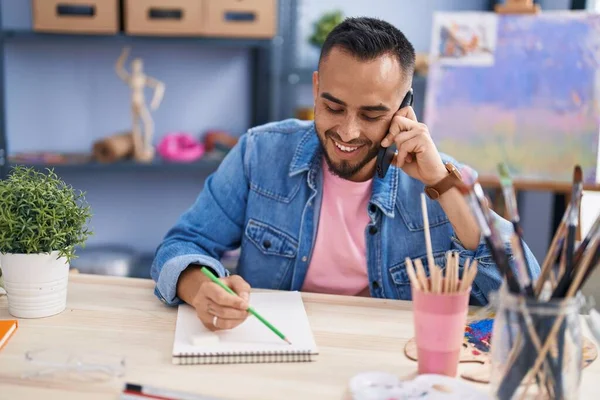 Young Hispanic Man Artist Talking Smartphone Drawing Art Studio — Stock Photo, Image