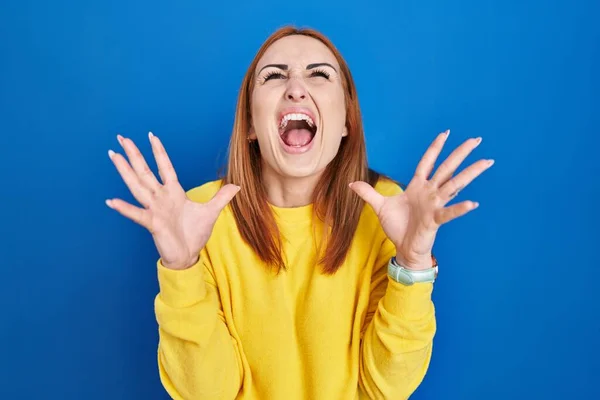 Mladá Žena Stojící Nad Modrým Pozadím Šílená Šílená Křičící Křičící — Stock fotografie