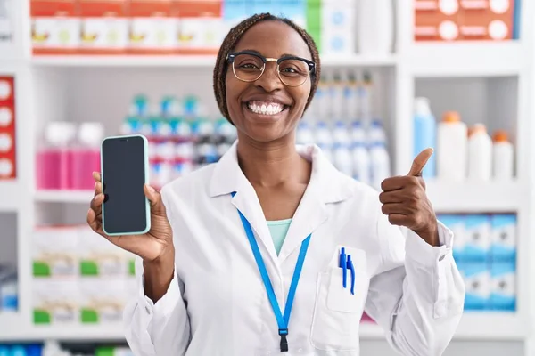 Afro Amerikaanse Vrouw Werkt Bij Apotheek Drogisterij Tonen Smartphone Scherm — Stockfoto