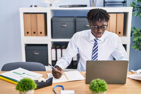 アフリカ系アメリカ人のサラリーマンがノートパソコンを使ってオフィスでノートパソコンを書く — ストック写真