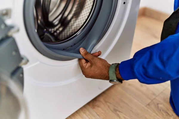 Ung Arab Man Bär Tekniker Uniform Reparera Tvättmaskin Tvättstuga — Stockfoto