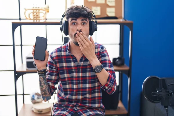 Junger Hispanischer Mann Mit Bart Der Den Smartphone Bildschirm Musikstudio — Stockfoto