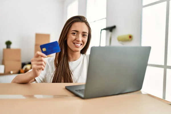 Молода Іспаномовна Жінка Посміхається Впевнено Використовуючи Кредитну Картку Ноутбук Новому — стокове фото