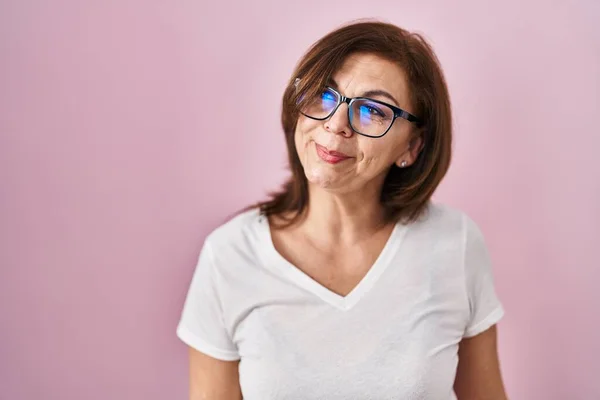 Middle Age Hispanic Woman Standing Pink Background Smiling Looking Side —  Fotos de Stock