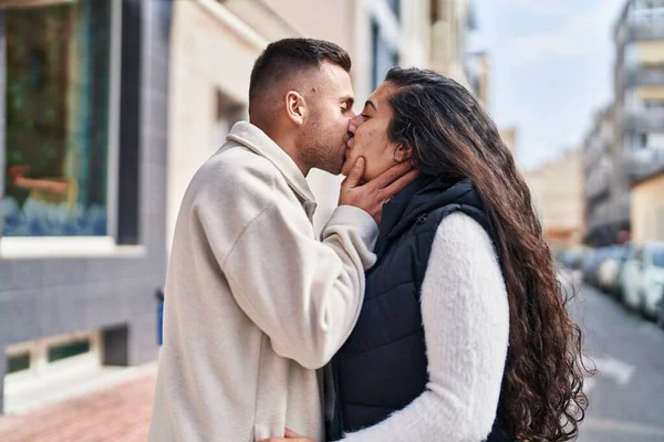 Άντρες Και Γυναίκες Αγκαλιάζονται Και Φιλιούνται Στο Δρόμο — Φωτογραφία Αρχείου