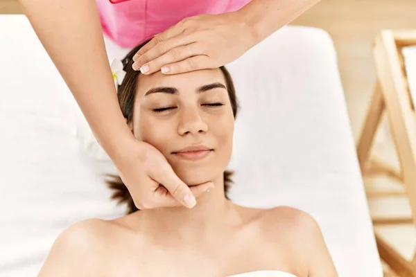 Giovane Donna Ispanica Sorridente Fiducioso Avendo Massaggio Facciale Centro Bellezza — Foto Stock