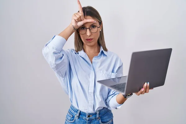 Młoda Kobieta Pracuje Pomocą Laptopa Komputerowego Nabijając Się Ludzi Palcami — Zdjęcie stockowe
