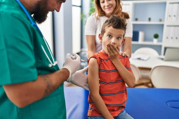 Genç Bir Çocuk Doktor Kliniğinde Aşı Oluyor Ağzını Eliyle Kapatıyor — Stok fotoğraf