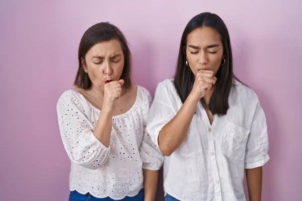 西班牙裔母亲和女儿在一起感觉不适 咳嗽是感冒或支气管炎的症状 保健概念 — 图库照片