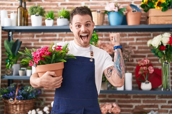 Молодий Іспаномовний Чоловік Який Працює Квітковому Магазині Тримає Рослинний Горщик — стокове фото