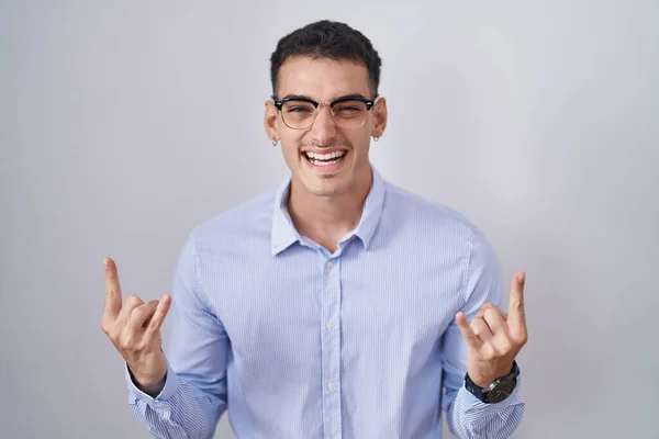 Snygg Latinamerikansk Man Klädd Affärskläder Och Glasögon Skrikande Med Galna — Stockfoto
