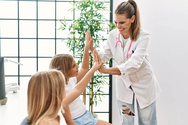 Mother Daughters Doctor Patient High Five Hands Having Medical Session — Stok fotoğraf