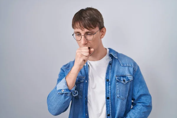 Hombre Rubio Caucásico Pie Usando Gafas Sintiéndose Mal Tosiendo Como —  Fotos de Stock