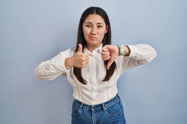 Young Latin Woman Standing Blue Background Doing Thumbs Disagreement Agreement — Stock fotografie