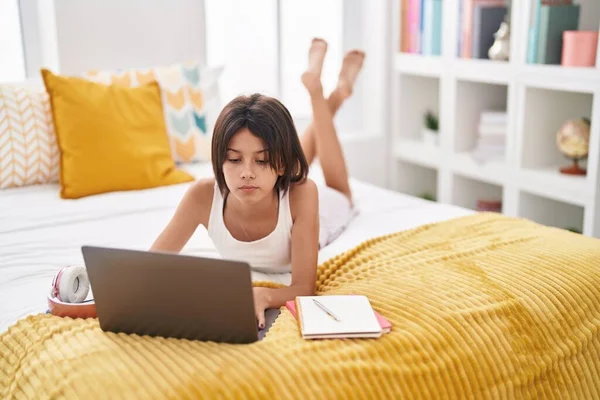 Yatak Odasında Dizüstü Bilgisayar Kullanan Sevimli Spanyol Kız — Stok fotoğraf