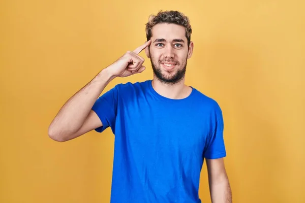 Hispanic Man Beard Standing Yellow Background Smiling Pointing Head One — Stockfoto