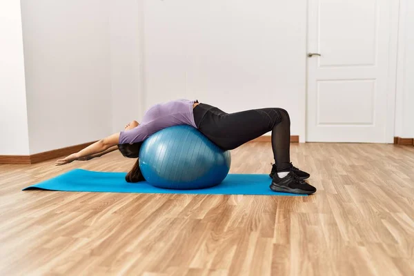 Young Latin Woman Stretching Using Fit Ball Sport Center — Stock Photo, Image