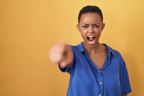 Africká Americká Žena Stojící Nad Žlutým Pozadím Ukazuje Nespokojeně Frustrovaně — Stock fotografie