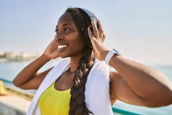 Afrikansk Amerikansk Kvinna Sportkläder Lyssnar Musik Vid Havet — Stockfoto