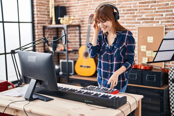 Young Woman Musician Playing Piano Keyboard Music Studio — Stok fotoğraf